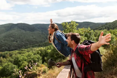Pareja de viajeros felices