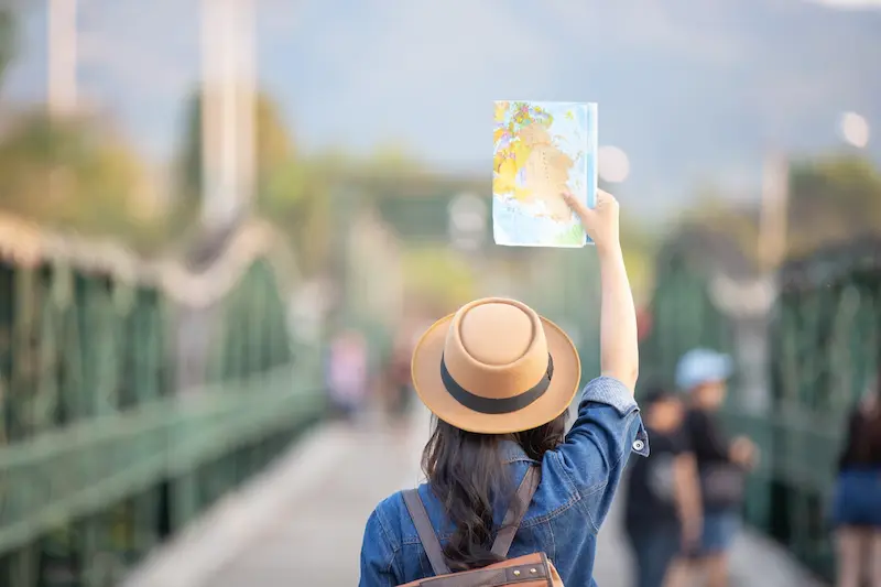 Turista explorando con un mapa